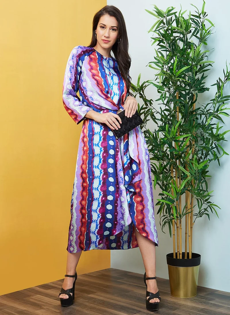 جلو باص فستان ساتان - نسائي بربطة خصر وطبعات تجريدية باللونين الأزرق والبنفسجي وكشكشة